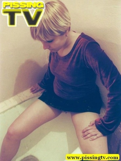 girl pissing in bath