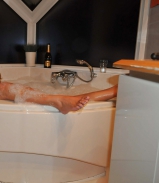 Bath, in bad, gebukt