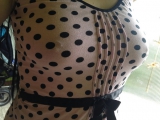 Ohne BH mit stehenden Nippeln
