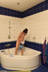 Irina Borishpolskay shaves pussy in the bathroom