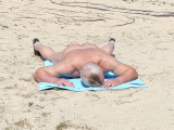 Flashing dans les dunes de la plage