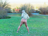 Balade nu au bord de la route
