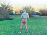 Balade nu au bord de la route