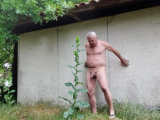 je me balade nu dans la nature