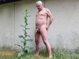 je me balade nu dans la nature
