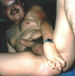 Tueffi splitternackt und geil - Tueffi splitternackt mit Dildo im Arsch