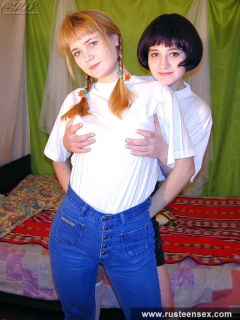 Teen lesbians cunnilingus and dildo double fuck - N