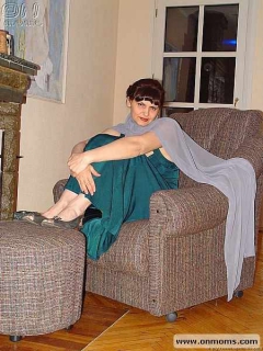 Oldie shows her beaver - N
