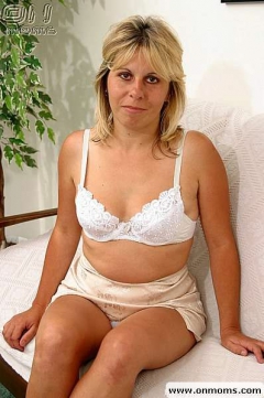 Milf showing her holes - N