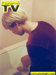 girl pissing in bath - N