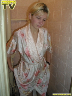 Teen blonde pees in the toilet - N