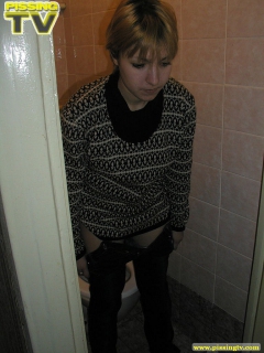 Amateur blonde toilet pissing - N