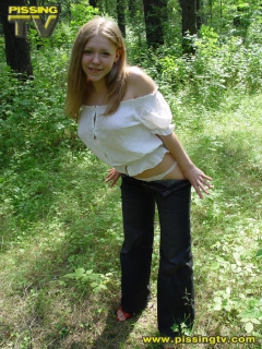 Blonde pissing in the grass - N