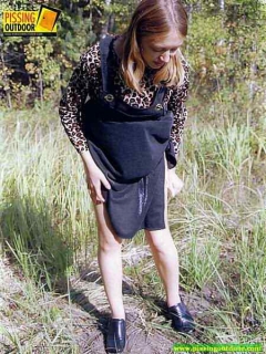 Peeing girl without pantiesfriend - N