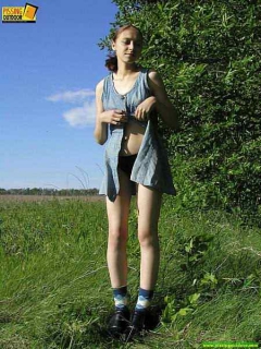 Perverted babe peeing - N
