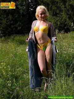 Blonde teen girl peeing - N