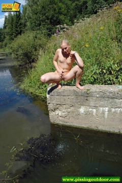 Blonde pisses - N