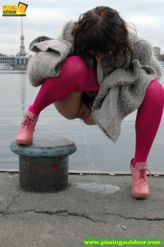 Dock pissing - N