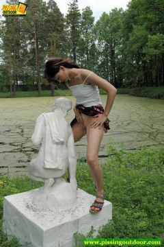 Statue pissing - N