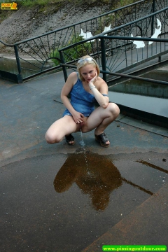 Blonde pees - N
