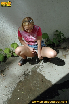 Pissing outdoor near the house - N