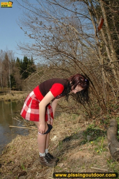 Pissing outdoor near the pond - N