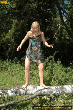 Teen blonde pissing on a tree outdoor - N