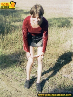 Outdoor pissing in the open field - N