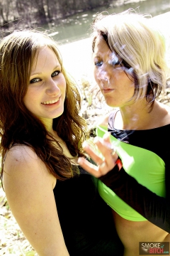 Two smoking amateurs play - N