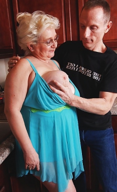 Mature Blonde BBW Lady Cricket - N