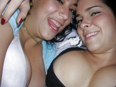 Deux soeurs arabes posent avec les seins nus - N