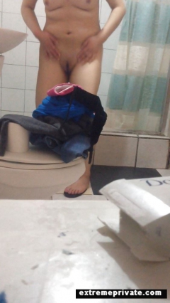 Moms spied on in the bathroom - N