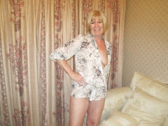 gorgeous gran fiona showing cunt - N