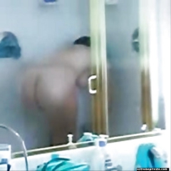Showering amateurs unaware of the hidden camera - N