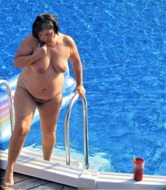 Pig in pool - N