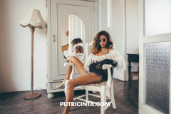 Putri Cinta making a nude fashion show at home - N