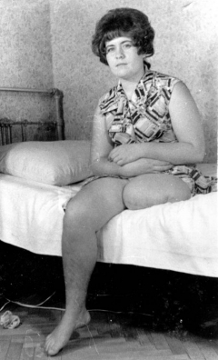 Women are so sexy and welcome in retro pics... - N