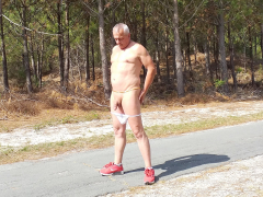 Nudiste en balade coquine - N
