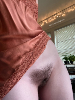 Hairy woman - gallery 6 - N