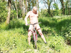 Je me balade nu en velo - N