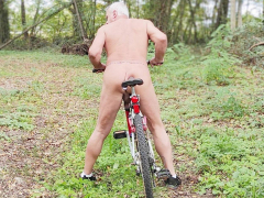 je fais du velo nu - N