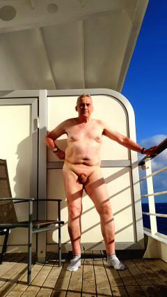 Cruising nude - N