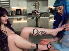 jewelz-blu-and-valerica-steele-sucks-each-other-foot