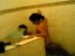 indonesia-ngentot-di-kamar-mandi-sambil-direkam-teman