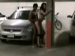 grosse-pute-prise-dans-un-parking