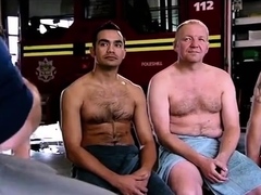 Bombeiros fazendo exame nos testiculos