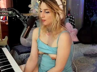 Amateur Webcam Chick Masturbates On Webcam More at